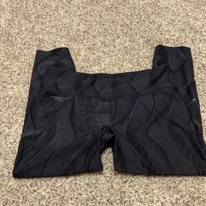 2XU Active Cropped Leggings with Subtle Wave Print